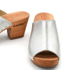 [Silber] Elly Damen Clog Pantolette von woody. elly, farbe: silber, clogs pantolette damen mit absatz mit biegsamer nachhaltiger weidenholzsohle, holzclogs woody, woody schuhe, woody shoes, handgemachte holzschuhe aus österreich, kärnten