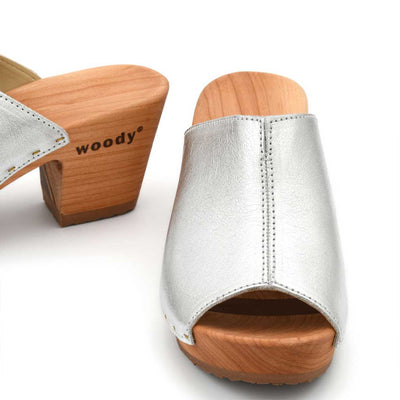 [Silber] Elly Damen Clog Pantolette von woody. elly, farbe: silber, clogs pantolette damen mit absatz mit biegsamer nachhaltiger weidenholzsohle, holzclogs woody, woody schuhe, woody shoes, handgemachte holzschuhe aus österreich, kärnten
