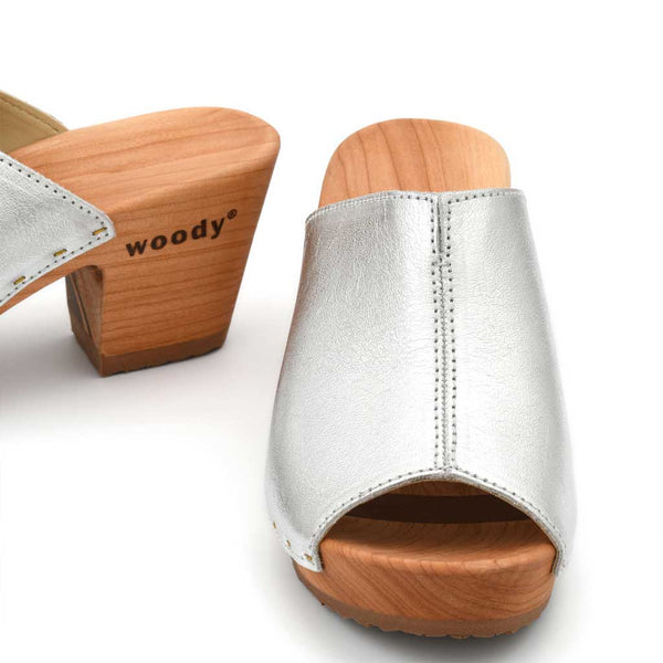 [Silber] Elly Damen Clog Pantolette von woody. elly, farbe: silber, clogs pantolette damen mit absatz mit biegsamer nachhaltiger weidenholzsohle, holzclogs woody, woody schuhe, woody shoes, handgemachte holzschuhe aus österreich, kärnten