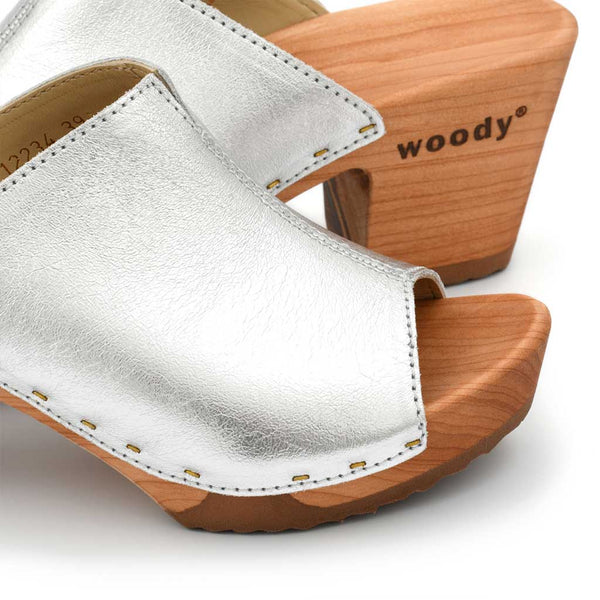 [Silber] Elly Damen Clog Pantolette von woody. elly, farbe: silber, clogs pantolette damen mit absatz mit biegsamer nachhaltiger weidenholzsohle, holzclogs woody, woody schuhe, woody shoes, handgemachte holzschuhe aus österreich, kärnten