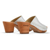 [Silber] Elly Damen Clog Pantolette von woody. elly, farbe: silber, clogs pantolette damen mit absatz mit biegsamer nachhaltiger weidenholzsohle, holzclogs woody, woody schuhe, woody shoes, handgemachte holzschuhe aus österreich, kärnten