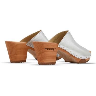 [Silber] Elly Damen Clog Pantolette von woody. elly, farbe: silber, clogs pantolette damen mit absatz mit biegsamer nachhaltiger weidenholzsohle, holzclogs woody, woody schuhe, woody shoes, handgemachte holzschuhe aus österreich, kärnten