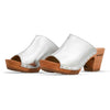 [Silber] Elly Damen Clog Pantolette von woody. elly, farbe: silber, clogs pantolette damen mit absatz mit biegsamer nachhaltiger weidenholzsohle, holzclogs woody, woody schuhe, woody shoes, handgemachte holzschuhe aus österreich, kärnten