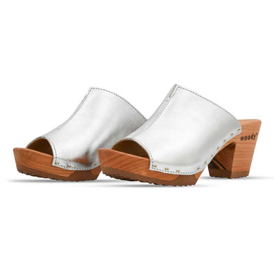 [Silber] Elly Damen Clog Pantolette von woody. elly, farbe: silber, clogs pantolette damen mit absatz mit biegsamer nachhaltiger weidenholzsohle, holzclogs woody, woody schuhe, woody shoes, handgemachte holzschuhe aus österreich, kärnten