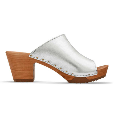 [Silber] Elly Damen Clog Pantolette von woody. elly, farbe: silber, clogs pantolette damen mit absatz mit biegsamer nachhaltiger weidenholzsohle, holzclogs woody, woody schuhe, woody shoes, handgemachte holzschuhe aus österreich, kärnten