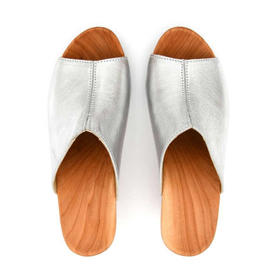 [Silber] Elly Damen Clog Pantolette von woody. elly, farbe: silber, clogs pantolette damen mit absatz mit biegsamer nachhaltiger weidenholzsohle, holzclogs woody, woody schuhe, woody shoes, handgemachte holzschuhe aus österreich, kärnten