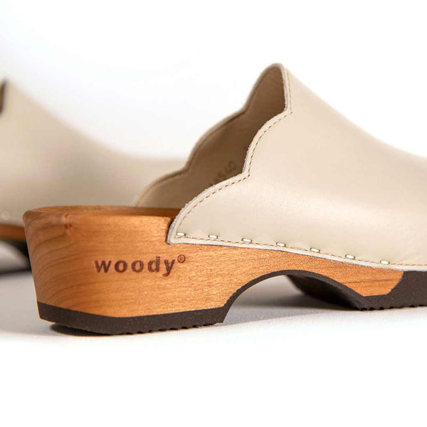 [Creme] Emma Damen Clog, farbe:creme, clogs damen mit biegsamer nachhaltiger weidenholzsohle, holzclogs woody, woody schuhe, woody shoes, handgemachte holzschuhe aus österreich, kärnten