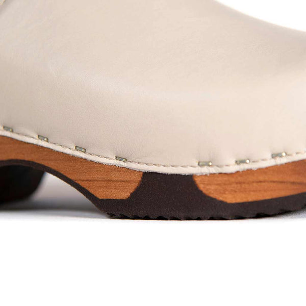 [Creme] Emma Damen Clog, farbe:creme, clogs damen mit biegsamer nachhaltiger weidenholzsohle, holzclogs woody, woody schuhe, woody shoes, handgemachte holzschuhe aus österreich, kärnten