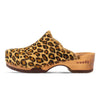 [Leopard] Emma Fell Damen Clog, farbe: leopard (animal print fur)_clogs damen mit biegsamer nachhaltiger weidenholzsohle, holzclogs woody, woody schuhe, woody shoes, handgemachte holzschuhe aus österreich, kärnten