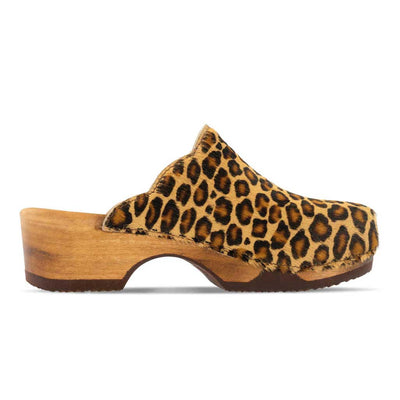 [Leopard] Emma Fell Damen Clog, farbe: leopard (animal print fur)_clogs damen mit biegsamer nachhaltiger weidenholzsohle, holzclogs woody, woody schuhe, woody shoes, handgemachte holzschuhe aus österreich, kärnten