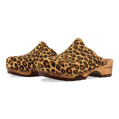 [Leopard] Emma Fell Damen Clog, farbe: leopard (animal print fur)_clogs damen mit biegsamer nachhaltiger weidenholzsohle, holzclogs woody, woody schuhe, woody shoes, handgemachte holzschuhe aus österreich, kärnten