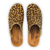 [Leopard] Emma Fell Damen Clog, farbe: leopard (animal print fur)_clogs damen mit biegsamer nachhaltiger weidenholzsohle, holzclogs woody, woody schuhe, woody shoes, handgemachte holzschuhe aus österreich, kärnten