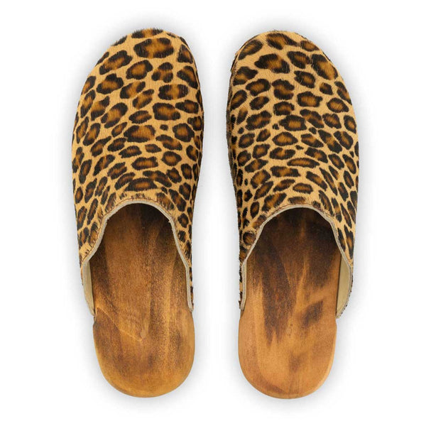 [Leopard] Emma Fell Damen Clog, farbe: leopard (animal print fur)_clogs damen mit biegsamer nachhaltiger weidenholzsohle, holzclogs woody, woody schuhe, woody shoes, handgemachte holzschuhe aus österreich, kärnten