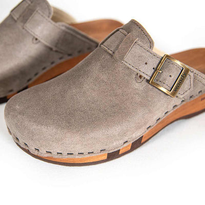 [Sand] Erika Damen Clog, farbe: sand alias warm gray_clogs damen mit biegsamer nachhaltiger weidenholzsohle, holzclogs woody, woody schuhe, woody shoes, handgemachte holzschuhe aus österreich, kärnten