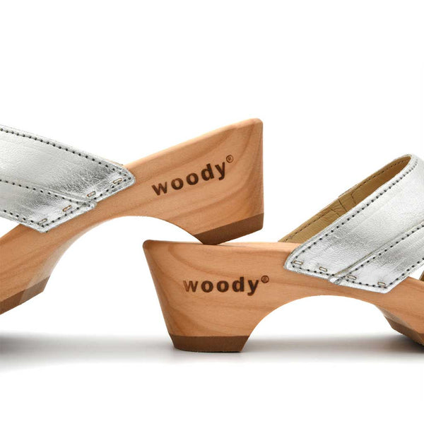 [Silber] Fiona Damen Clog, farbe: silber, pantoletten clogs damen mit biegsamer nachhaltiger Holzsohle,holzclogs woody, woody schuhe, woody shoes, handgemachte holzschuhe aus österreich, kärnten