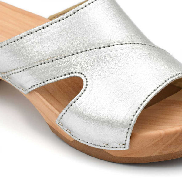 [Silber] Fiona Damen Clog, farbe: silber, pantoletten clogs damen mit biegsamer nachhaltiger Holzsohle,holzclogs woody, woody schuhe, woody shoes, handgemachte holzschuhe aus österreich, kärnten