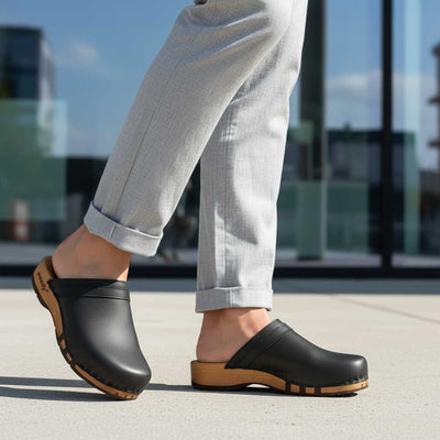 [Schwarz] Harry Herren Clogs mit biegsamer nachhaltiger holzsohle, farbe: schwarz, holzclogs woody, woody schuhe, woody shoes, handgemachte holzschuhe aus österreich, kärnten