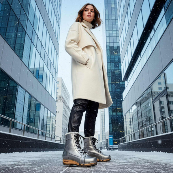 [Titan] Heike Damen Clog Stiefelette, clog lammfell gefütterter clog stiefel damen mit biegsamer nachhaltiger holzsohle, farbe: titan, holzclogs woody, woody schuhe, woody shoes, handgemachte holzschuhe aus österreich, kärnten