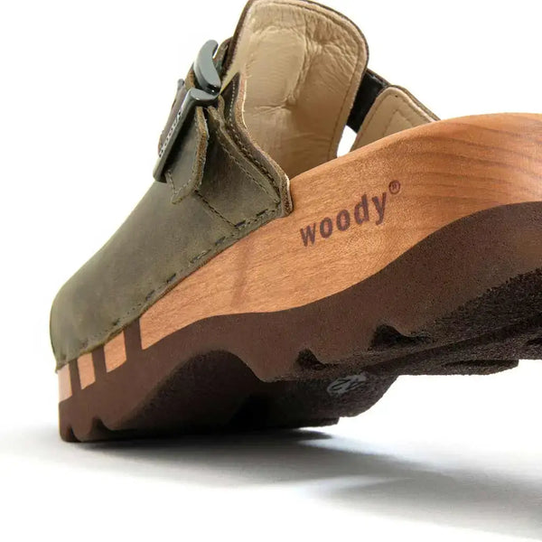 [Oliva] Hubertus Herren Clog mit Stick, biegsame nachhaltige holzsohle, farbe: oliva, holzclogs woody, woody schuhe, woody shoes, handgemachte holzschuhe aus österreich, kärnten