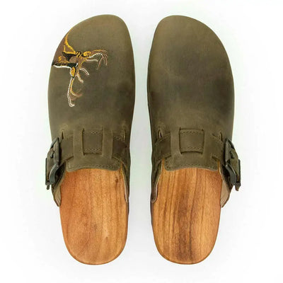 [Oliva] Hubertus Herren Clog mit Stick, biegsame nachhaltige holzsohle, farbe: oliva, holzclogs woody, woody schuhe, woody shoes, handgemachte holzschuhe aus österreich, kärnten