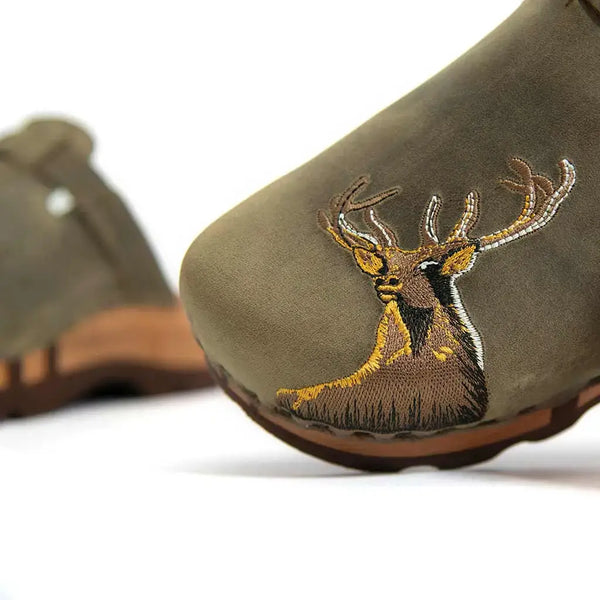 [Oliva] Hubertus Herren Clog mit Stick, biegsame nachhaltige holzsohle, farbe: oliva, holzclogs woody, woody schuhe, woody shoes, handgemachte holzschuhe aus österreich, kärnten