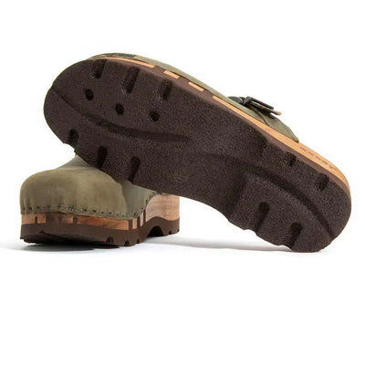 [Oliva] Hubertus Herren Clog mit Stick, biegsame nachhaltige holzsohle, farbe: oliva, holzclogs woody, woody schuhe, woody shoes, handgemachte holzschuhe aus österreich, kärnten