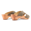[Sand] Juna Damen Clog Pantolette, farbe: sand (warm grey), clog pantoletten damen mit biegsamer nachhaltiger weidenholzsohle, holzclogs woody, woody schuhe, woody shoes, handgemachte holzschuhe aus österreich, kärnten