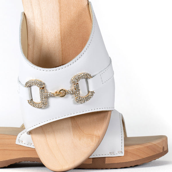 [Weiss mit Schmuck] Farah Damen Clog Pantolette – elegant, mit biegsamer Sohle aus nachhaltigem Weidenholz, Farbe: weiss (mit goldener und strassbesetzter Zierschnalle)
