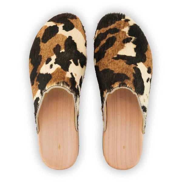 [Fell Kombi] Lea Fell Clog, clog sneakers für damen mit biegsamer nachhaltiger holzsohle, farbe: fell kombi (kuh-print-design), holzclogs woody, woody schuhe, woody shoes, handgemachte holzschuhe aus österreich, kärnten