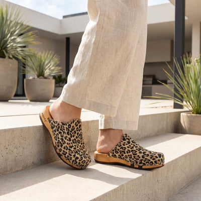 [Wildcat] Lea Damen Clog von woody holzschuhe damenclogs mit fexibler holzsohle. holzclogs farbe: woldcat (leopard-print), Damenclogs, Damen Clogs - Clogs Damen. Holzschuhe für Damen, Damen Clogs, Holzclogs, Damen Pantoletten mit Holzsohle. Holz Schuhe, Clog für Frauen