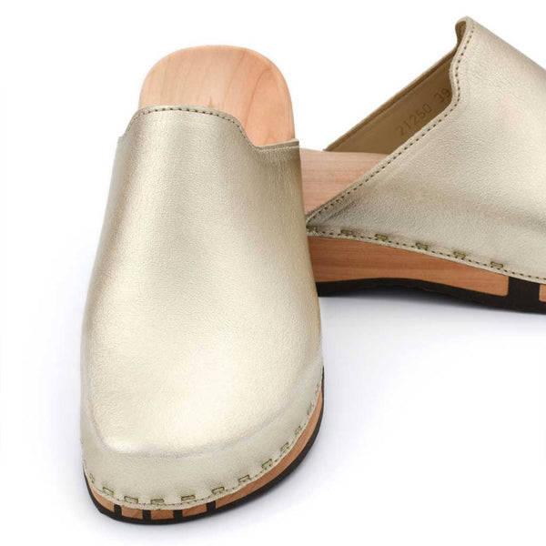 [Gold] Lea Damen Clog von woody holzschuhe damenclogs mit fexibler holzsohle. holzclogs farbe: gold, Damenclogs, Damen Clogs - Clogs Damen. Holzschuhe für Damen, Damen Clogs, Holzclogs, Damen Pantoletten mit Holzsohle. Holz Schuhe, Clog für Frauen