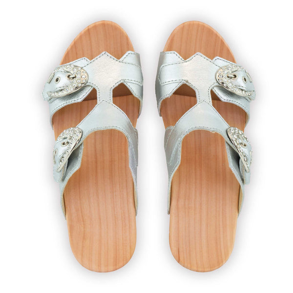 [Silber] Leonie Damen Clog Pantolette mit schnallen und biegsamer nachhaltiger holzsohle, farbe: silber, holzclogs woody, woody schuhe, woody shoes, handgemachte holzschuhe aus österreich, kärnten