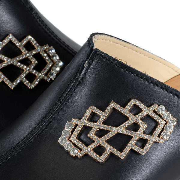[Schwarz mit Schmuck] Leyla Damen Clog Pantolette – elegant, mit biegsamer Sohle – Farbe: Schwarz (mit mit stassbesetztem, goldenem Schmuckelement)