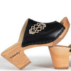 [Schwarz mit Schmuck] Leyla Damen Clog Pantolette – elegant, mit biegsamer Sohle – Farbe: Schwarz (mit mit stassbesetztem, goldenem Schmuckelement)