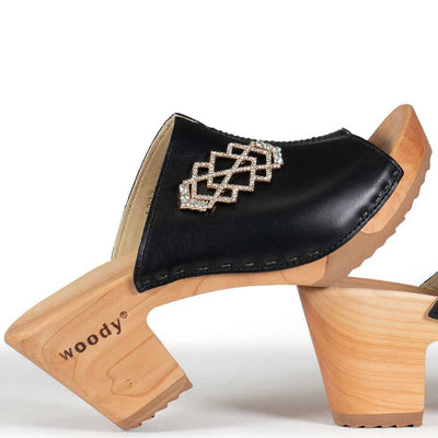 [Schwarz mit Schmuck] Leyla Damen Clog Pantolette – elegant, mit biegsamer Sohle – Farbe: Schwarz (mit mit stassbesetztem, goldenem Schmuckelement)