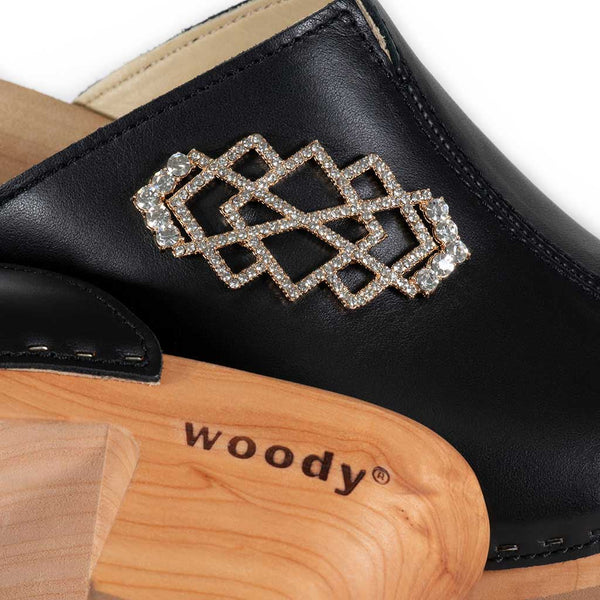 [Schwarz mit Schmuck] Leyla Damen Clog Pantolette – elegant, mit biegsamer Sohle – Farbe: Schwarz (mit mit stassbesetztem, goldenem Schmuckelement)