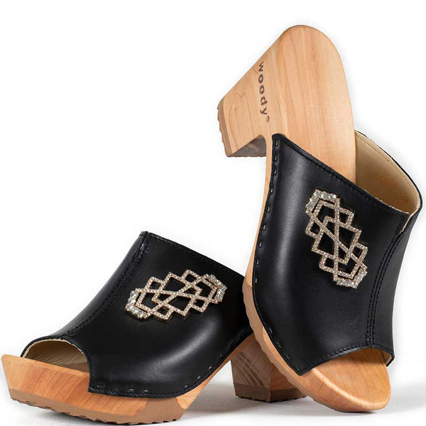 [Schwarz mit Schmuck] Leyla Damen Clog Pantolette – elegant, mit biegsamer Sohle – Farbe: Schwarz (mit mit stassbesetztem, goldenem Schmuckelement)