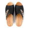 [Schwarz mit Schmuck] Leyla Damen Clog Pantolette – elegant, mit biegsamer Sohle – Farbe: Schwarz (mit mit stassbesetztem, goldenem Schmuckelement)