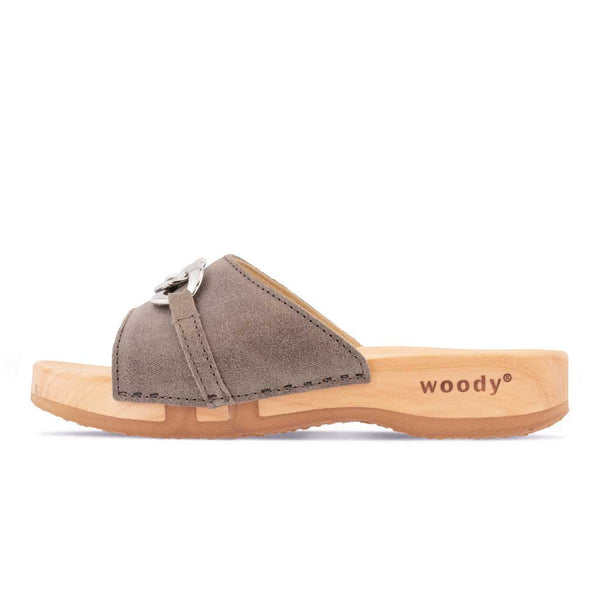 [Sand] Lina Damen Clog Pantolette, farbe: sand, clogs pantoletten damen mit biegsamer nachhaltiger weidenholzsohle, holzclogs woody, woody schuhe, woody shoes, handgemachte holzschuhe aus österreich, kärnten, metal-accessoires-inchrome-optic. Damenclogs, Damen Clogs - Clogs Dame
