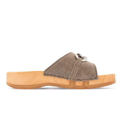 [Sand] Lina Damen Clog Pantolette, farbe: sand, clogs pantoletten damen mit biegsamer nachhaltiger weidenholzsohle, holzclogs woody, woody schuhe, woody shoes, handgemachte holzschuhe aus österreich, kärnten, metal-accessoires-inchrome-optic. Damenclogs, Damen Clogs - Clogs Dame