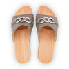 [Sand] Lina Damen Clog Pantolette, farbe: sand, clogs pantoletten damen mit biegsamer nachhaltiger weidenholzsohle, holzclogs woody, woody schuhe, woody shoes, handgemachte holzschuhe aus österreich, kärnten, metal-accessoires-inchrome-optic. Damenclogs, Damen Clogs - Clogs Dame