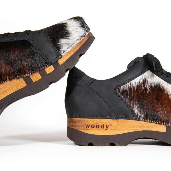[Fell Natur] Luca Fell Herren Clog Sneaker mit biegsamer nachhaltiger holzsohle und tricolore kuhfell, farbe: fell natur, holzclogs woody, woody schuhe, woody shoes, handgemachte holzschuhe aus österreich, kärnten