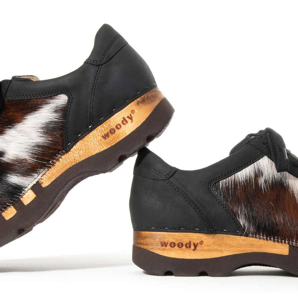 [Fell Natur] Luca Fell Herren Clog Sneaker mit biegsamer nachhaltiger holzsohle und tricolore kuhfell, farbe: fell natur, holzclogs woody, woody schuhe, woody shoes, handgemachte holzschuhe aus österreich, kärnten