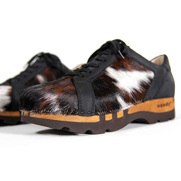 [Fell Natur] Luca Fell Herren Clog Sneaker mit biegsamer nachhaltiger holzsohle und tricolore kuhfell, farbe: fell natur, holzclogs woody, woody schuhe, woody shoes, handgemachte holzschuhe aus österreich, kärnten