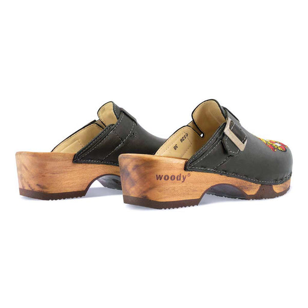 [Schwarz] Manu Kärnten Damen Clog mit stick und biegsamer nachhaltiger holzsohle, der bestseller, farbe: schwarz, holzclogs woody, woody schuhe, woody shoes, handgemachte holzschuhe aus österreich, kärnten