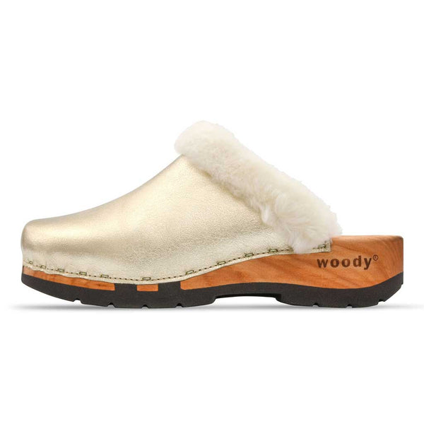 [Gold] Marie gefütterter Damen Clog, gefütterte Pantoletten. Holzclogs mit beigsamer Holz Sohle kaufen marie, gefütterter damen clog mit biegsamer nachhaltiger holzsohle, lammfellfutter und kragen, farbe: gold, holzclogs woody, woody schuhe, woody shoes, handgemachte holzschuhe aus österreich, kärnten