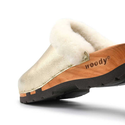 [Gold] Marie gefütterter Damen Clog, gefütterte Pantoletten. Holzclogs mit beigsamer Holz Sohle kaufen marie, gefütterter damen clog mit biegsamer nachhaltiger holzsohle, lammfellfutter und kragen, farbe: gold, holzclogs woody, woody schuhe, woody shoes, handgemachte holzschuhe aus österreich, kärnten