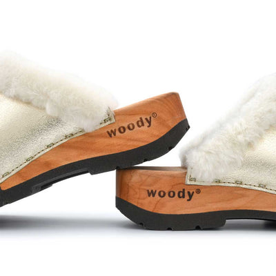 [Gold] Marie gefütterter Damen Clog, gefütterte Pantoletten. Holzclogs mit beigsamer Holz Sohle kaufen marie, gefütterter damen clog mit biegsamer nachhaltiger holzsohle, lammfellfutter und kragen, farbe: gold, holzclogs woody, woody schuhe, woody shoes, handgemachte holzschuhe aus österreich, kärnten