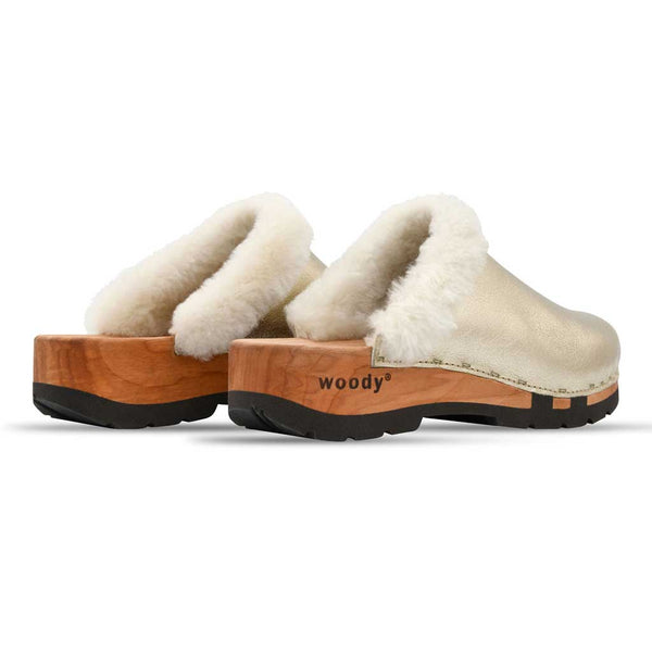 [Gold] Marie gefütterter Damen Clog, gefütterte Pantoletten. Holzclogs mit beigsamer Holz Sohle kaufen marie, gefütterter damen clog mit biegsamer nachhaltiger holzsohle, lammfellfutter und kragen, farbe: gold, holzclogs woody, woody schuhe, woody shoes, handgemachte holzschuhe aus österreich, kärnten