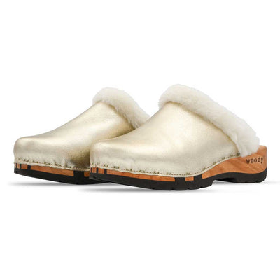 [Gold] Marie gefütterter Damen Clog, gefütterte Pantoletten. Holzclogs mit beigsamer Holz Sohle kaufen marie, gefütterter damen clog mit biegsamer nachhaltiger holzsohle, lammfellfutter und kragen, farbe: gold, holzclogs woody, woody schuhe, woody shoes, handgemachte holzschuhe aus österreich, kärnten